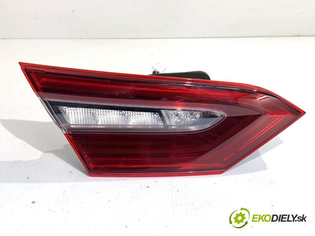 TOYOTA CAMRY sedan 2024 131 kW 2.5 Hybrid (AXVH71_) 2487 Svetlo zad ľavá strana vnútorná  (Kľučka dverí ostatné)