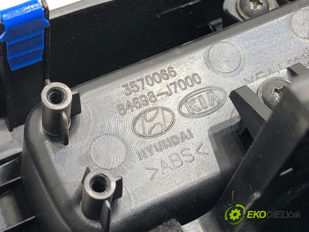 KIA CEED SUV 2022 104 kW 1.6 GDI Hybrid 1580 držák na nápoje 84698-J7000 (Držák nápojů)