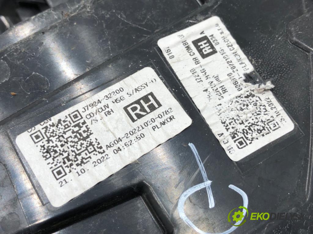 KIA CEED SUV 2022 104 kW 1.6 GDI Hybrid 1580 Svetlo pravy zad 92402J7350