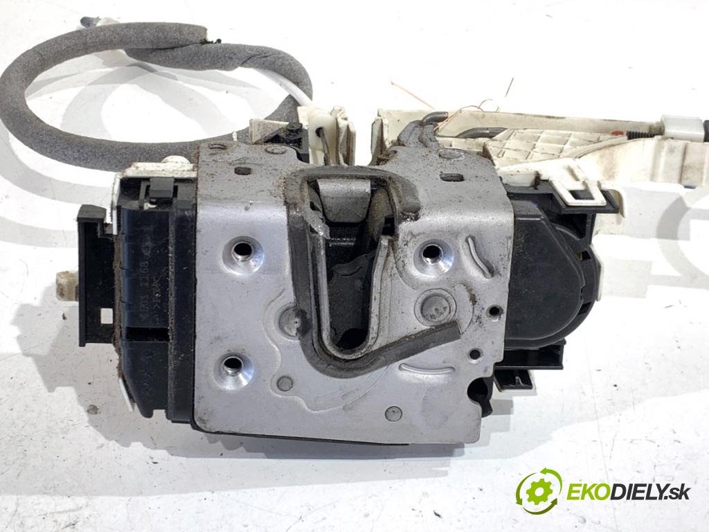 VW CARFTER 30 35 Autobus 2007 120 kW 2.5 TDI 2461 zámok Dvere ľavy predný A9067202135