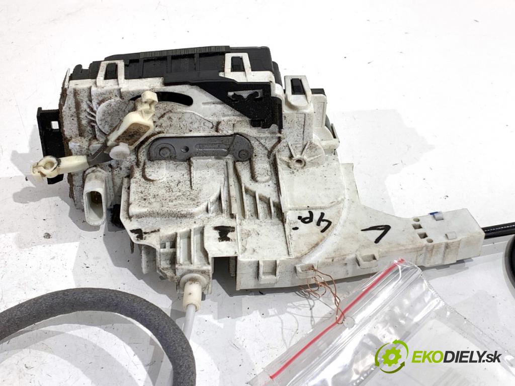 VW CARFTER 30 35 Autobus 2007 120 kW 2.5 TDI 2461 zámok Dvere ľavy predný A9067202135