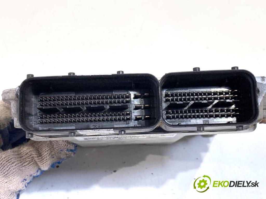 VW CARFTER 30 35 Autobus 2007 120 kW 2.5 TDI 2461 řídící jednotka motora 074906032BB (Řídicí jednotka)