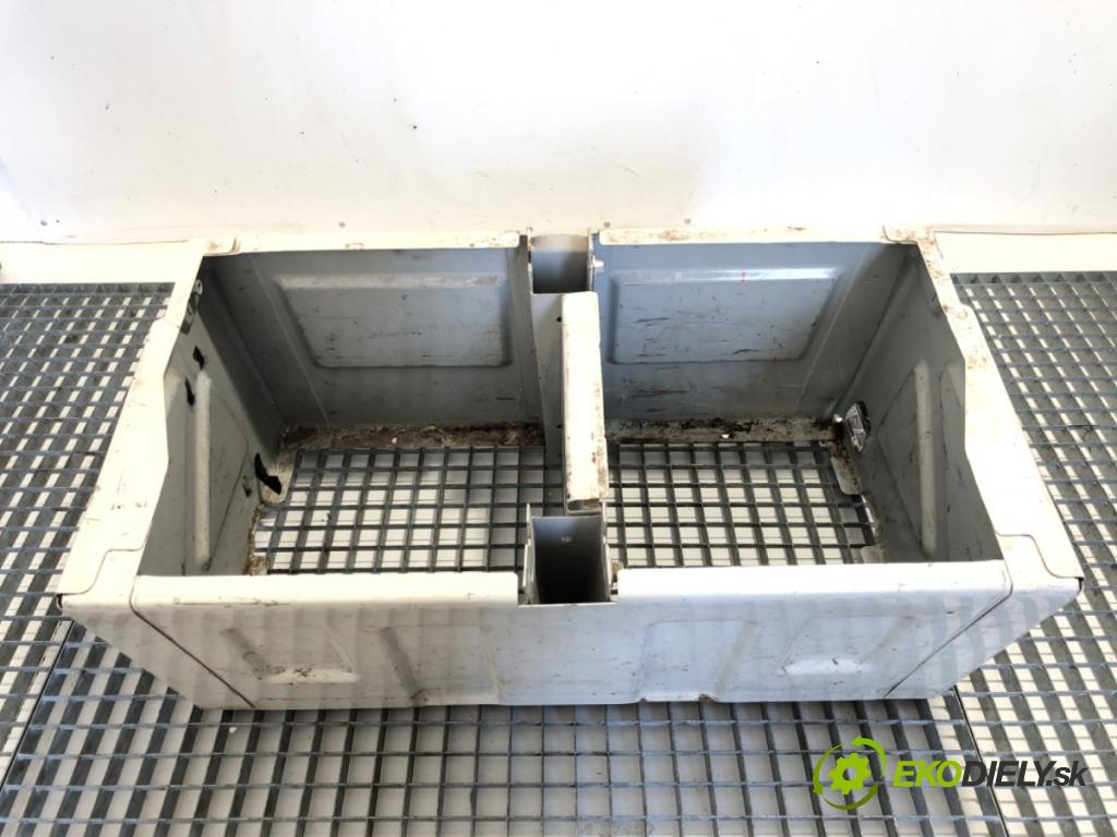 VW CARFTER 30 35 Autobus 2007 120 kW 2.5 TDI 2461 obal sedačky pravý