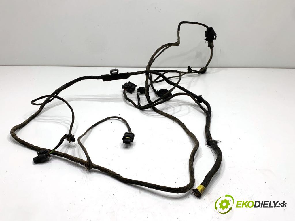 BMW F30 sedan 2015 110 kW 318 d 1995 káblovačka PDC zadní část 