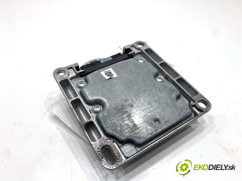 BMW F30 sedan 2015 110 kW 318 d 1995 senzor airbag 6867168 (Snímač)