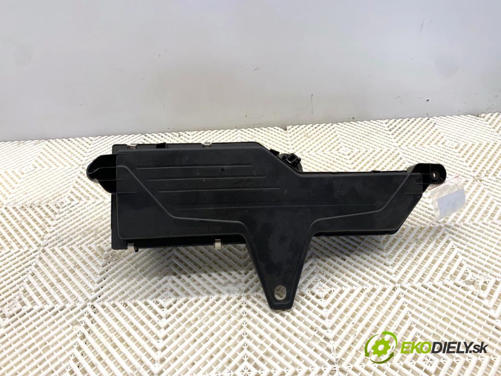 BMW F30 sedan 2015 110 kW 318 d 1995 Obal filtra vzduchu 70519058 (Obal vzduchového filtra)