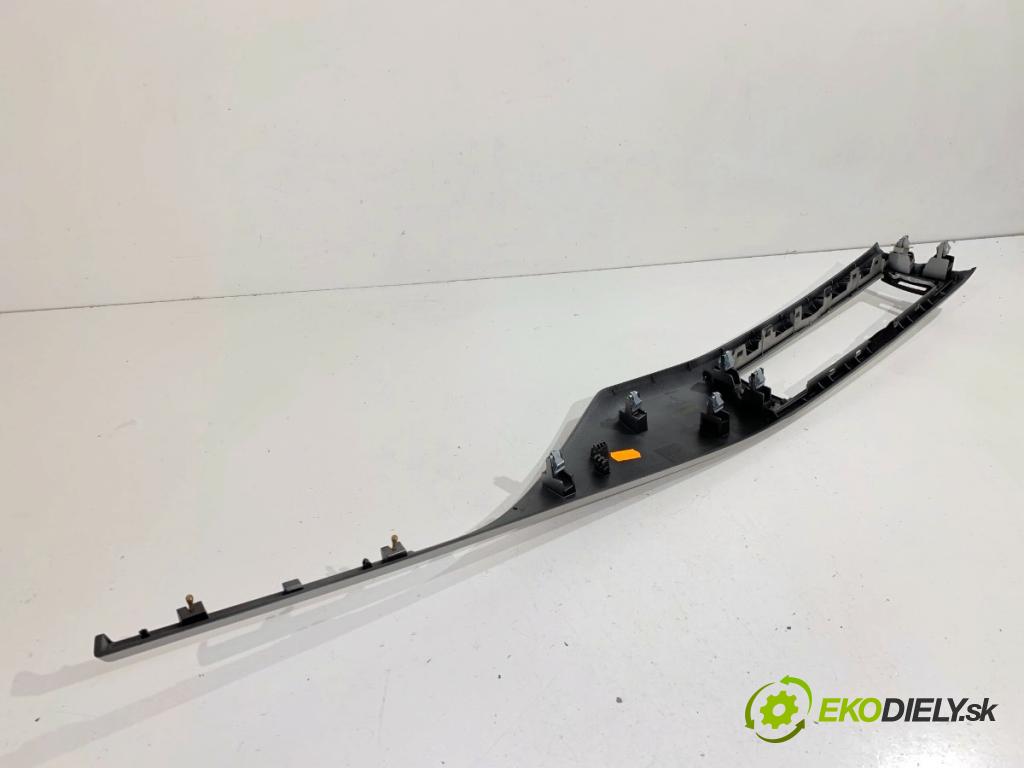 BMW F30 sedan 2015 110 kW 318 d 1995 lišty kryt 9231206 (Lišta)