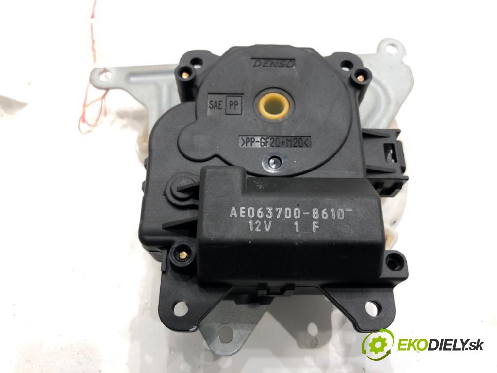 TOYOTA AVENSIS T25 liftback 2004 108 kW 2.0 (AZT250_) 1998 motor topení AE063700-8610