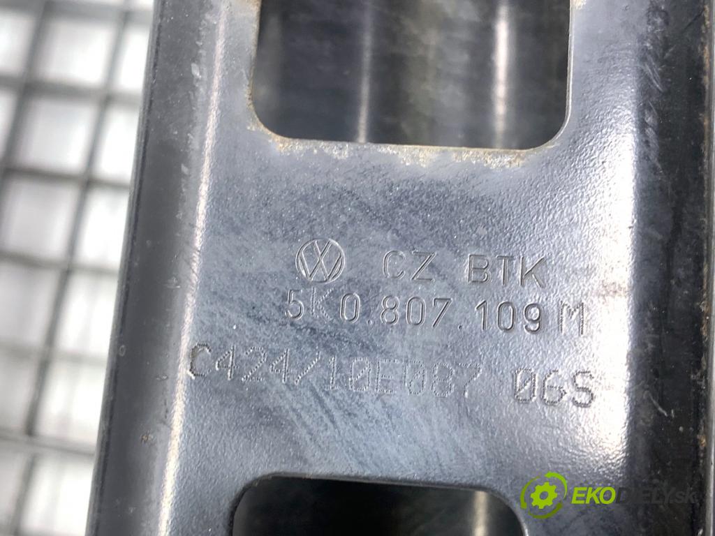 VW GOLF VI Kombi 2010 77 kW 1.6 TDI 1598 Výstuha nárazníka predný 5K0807109M (Výstuha predná)