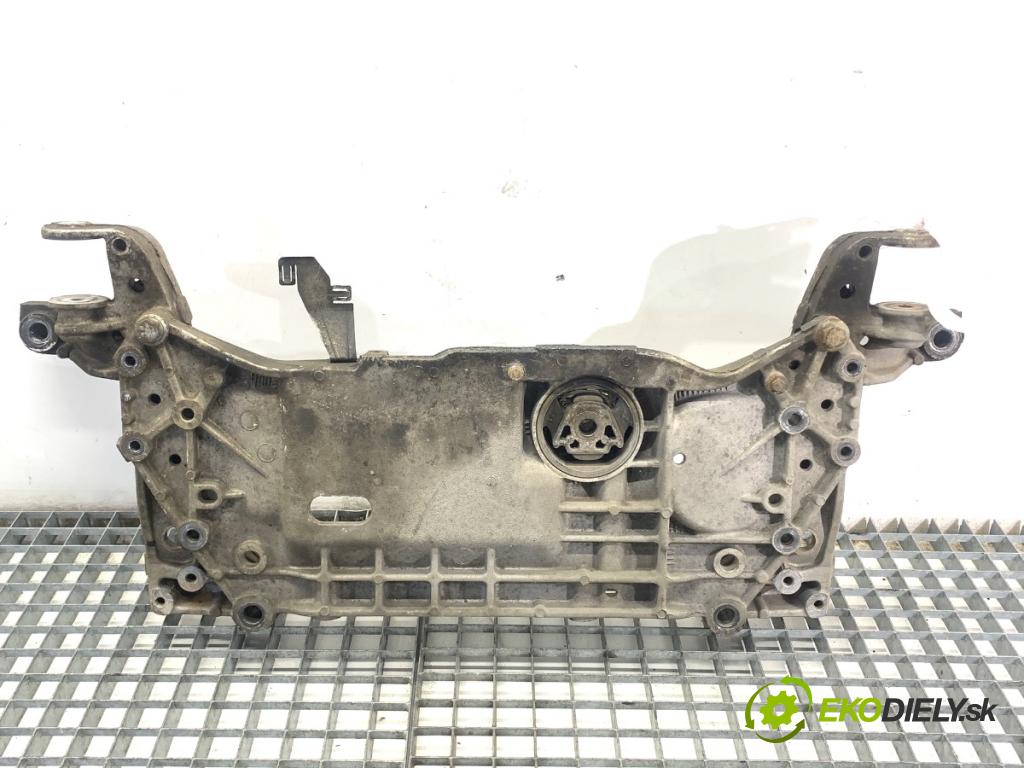 VW GOLF VI Kombi 2010 77 kW 1.6 TDI 1598 výztuha pod motor 1K0199369G (Přední výztuha)