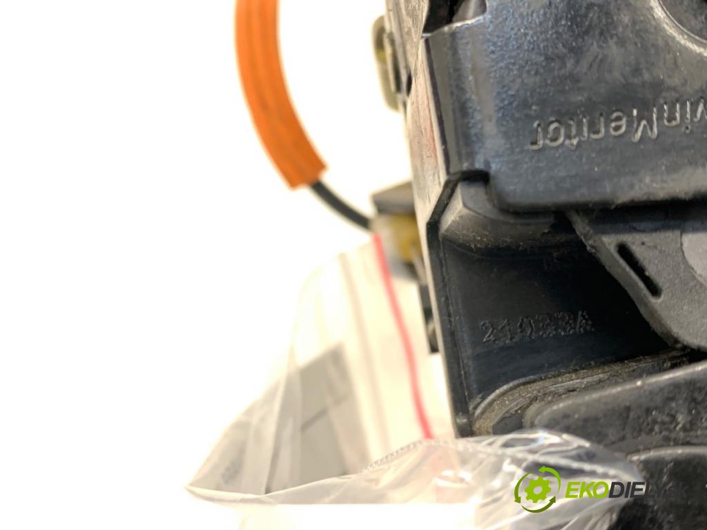 AUDI A4 B6 sedan 2004 114 kW 2.5 TDI 2496 zámok Dvere pravy zad 8E0839015C