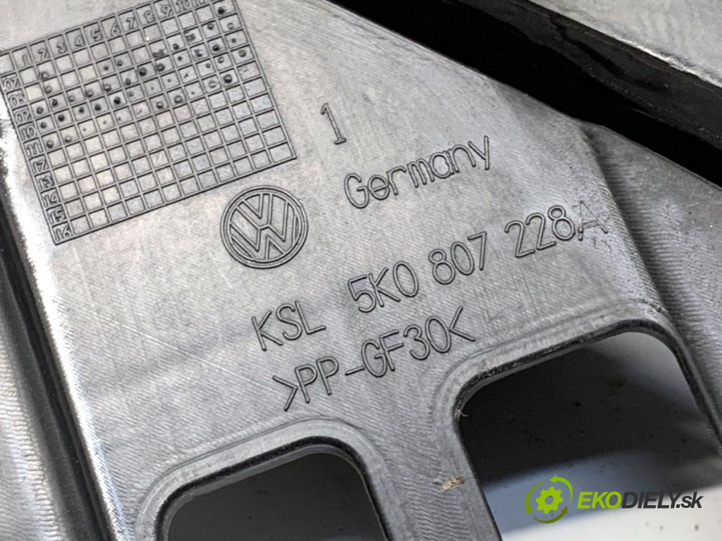 VW GOLF VI Kombi 2010 77 kW 1.6 TDI 1598 Úchyt svetla pravy 5K0807228A