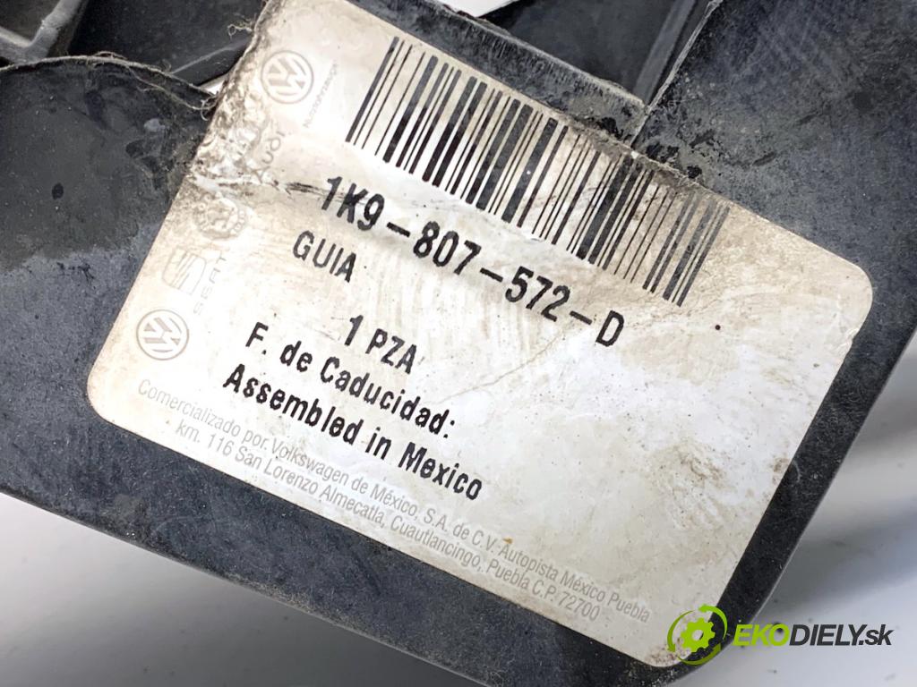 VW GOLF VI Kombi 2010 77 kW 1.6 TDI 1598 úchyt světla pravý 5K0807228A