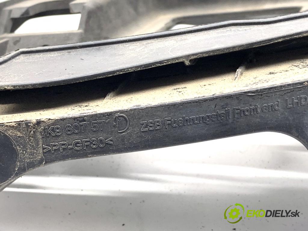 VW GOLF VI Kombi 2010 77 kW 1.6 TDI 1598 úchyt světla levý 5K0807227A