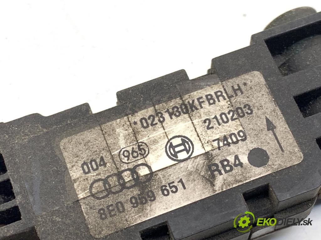 AUDI A4 B6 sedan 2004 114 kW 2.5 TDI 2496 snímač nárazu 8E0959651 (Snímač nárazu)
