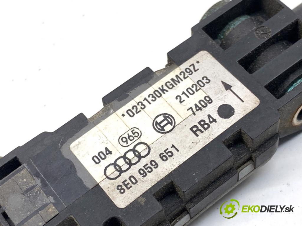 AUDI A4 B6 sedan 2004 114 kW 2.5 TDI 2496 snímač nárazu 8E0959651 (Snímač nárazu)