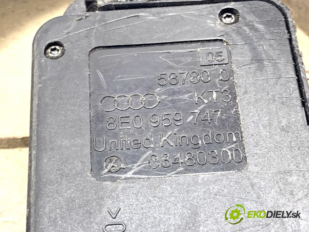 AUDI A4 B6 sedan 2004 114 kW 2.5 TDI 2496 Prepínač sedačky ľavy 8E0959747