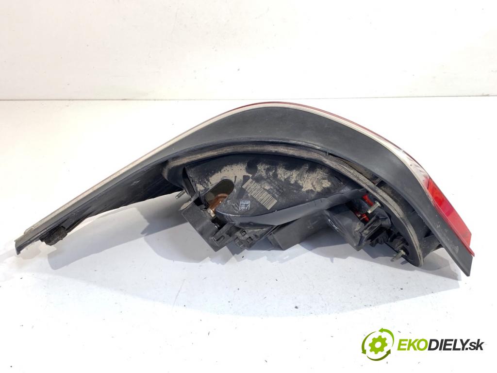 BMW E60 sedan 2004 125 kW 520 i 2171 Svetlo pravy zad 6910768