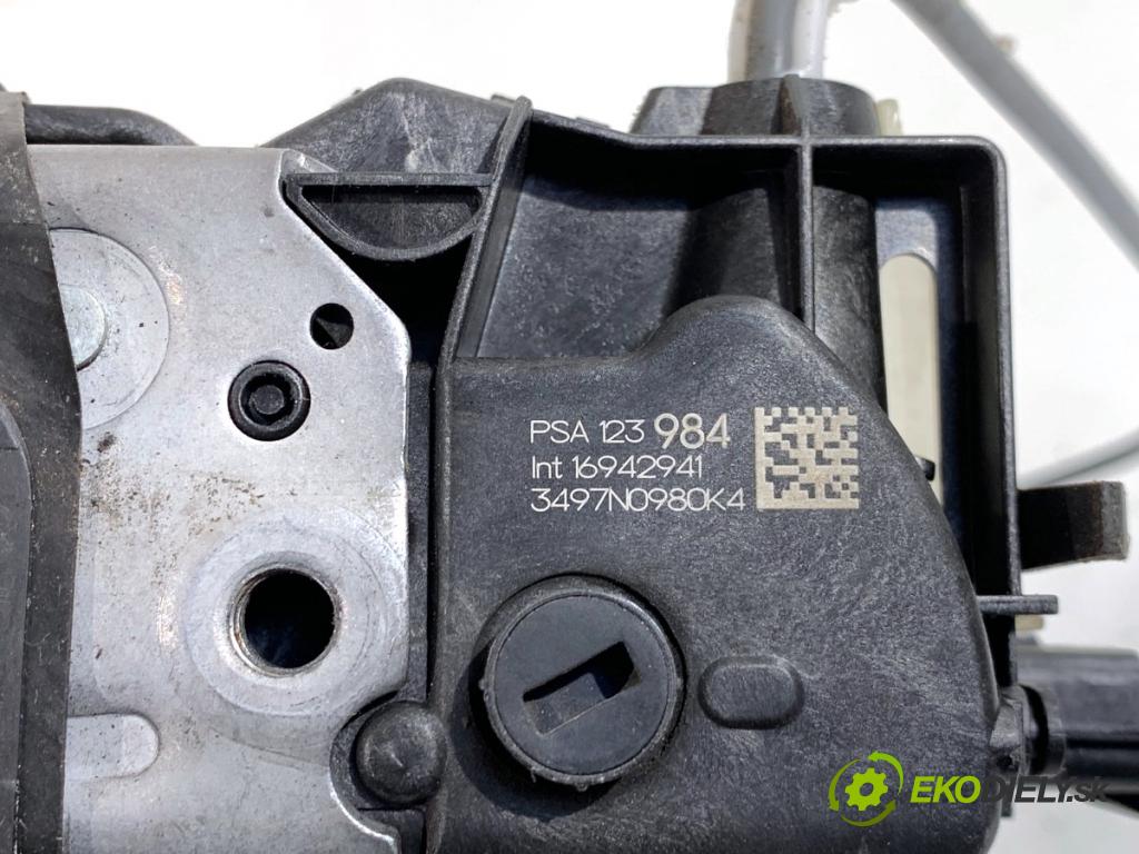 CITROEN C3 III liftback 2018 81 kW 1.2 PURETECH 110 1199 zámok Dvere pravy zad PSA123984