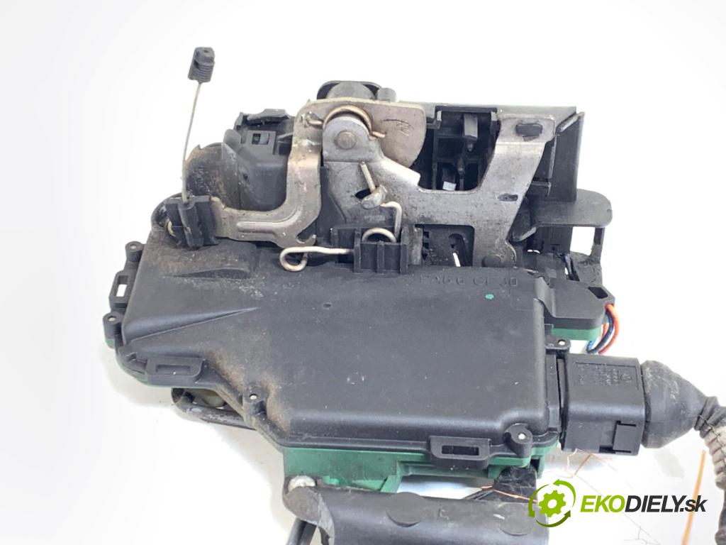 VW PASSAT B5 FL sedan 2004 132 kW 2.5 TDI 4motion 2496 zámok Dvere ľavy predný