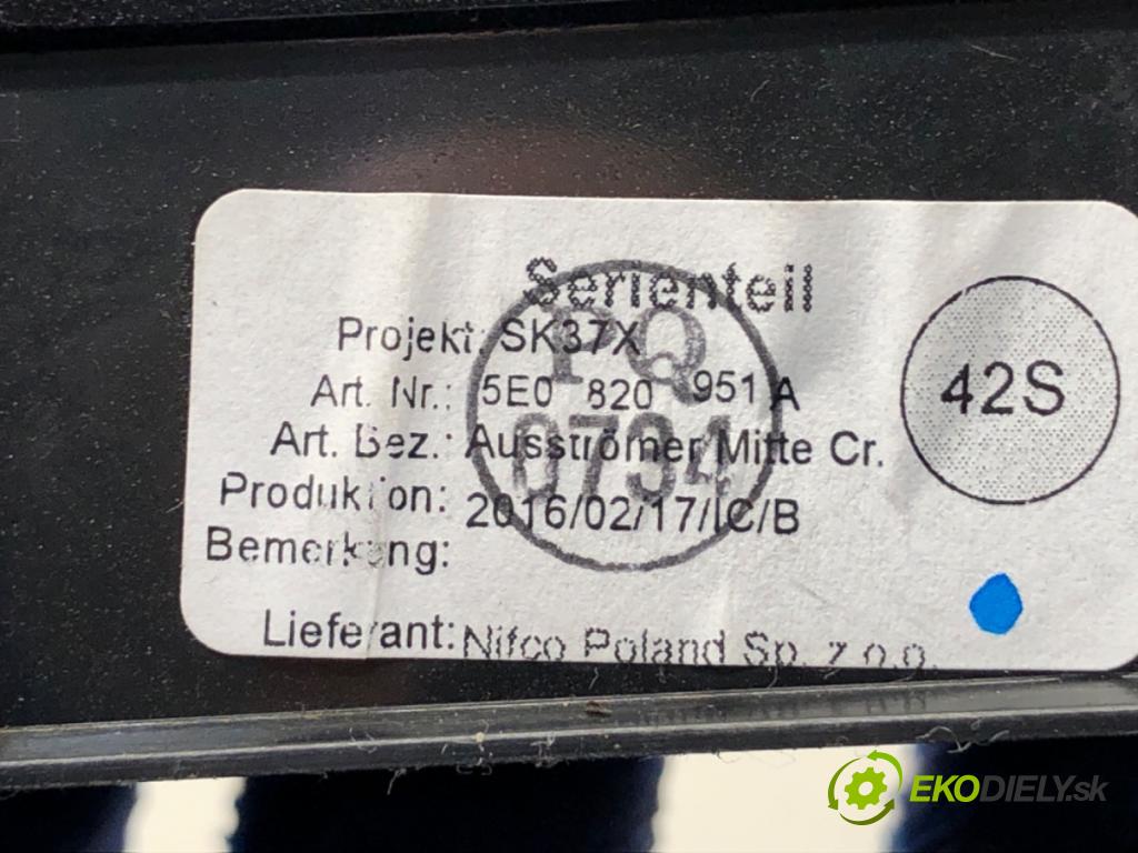 SKODA OCTAVIA III Kombi 2016 110 kW 1.4 TSI 1395 Mriežky kúrenia predný 5E0820951