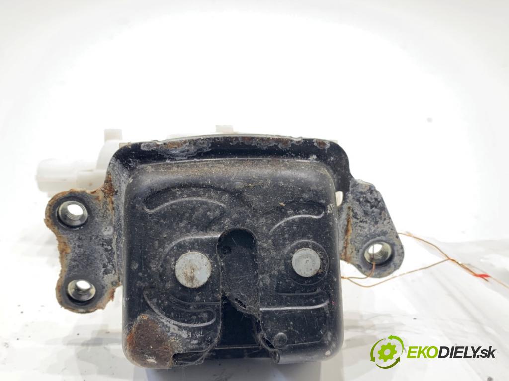 TOYOTA COROLLA E21 Kombi 2019 72 kW 1.8 Hybrid (ZWE211) 1798 zámok dveří zadní část 