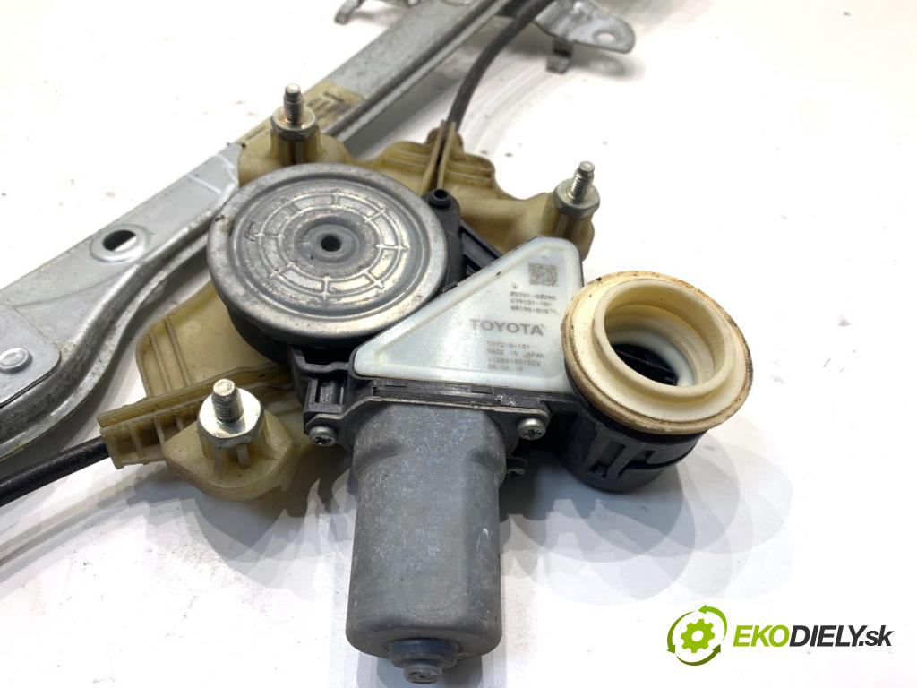 TOYOTA COROLLA E21 Kombi 2019 72 kW 1.8 Hybrid (ZWE211) 1798 Mechanizmus okna pravy zad 85701-02090 69830-02681