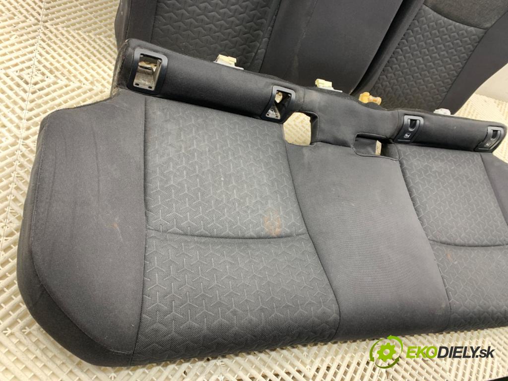 TOYOTA YARIS IV SUV 2022 68 kW 1.5 Hybrid (MXPJ10) 1490 Sedadlo druhý rad