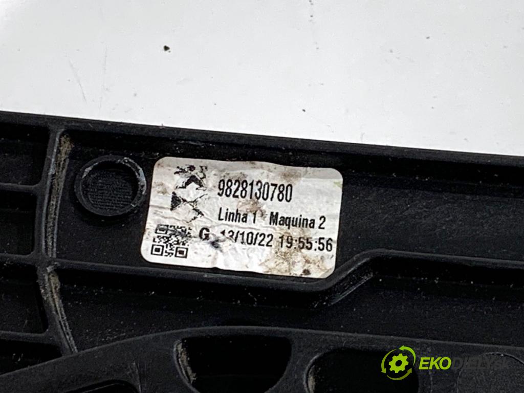 OPEL MOKKA SUV 2022 96 kW 1.2 (76) 1199 Mechanizmus okna ľavy predný 9828130780