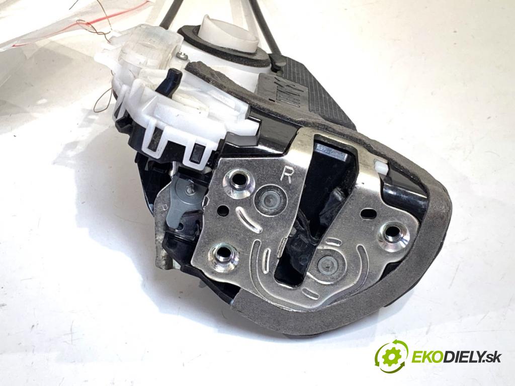 TOYOTA YARIS IV SUV 2022 68 kW 1.5 Hybrid (MXPJ10) 1490 zámok dveře pravý zadní část M73-14470
