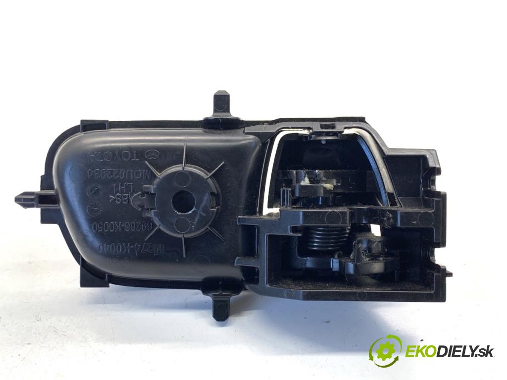 TOYOTA YARIS IV SUV 2022 68 kW 1.5 Hybrid (MXPJ10) 1490 Kľučka vnútorná ľavy zad 69274-K0040