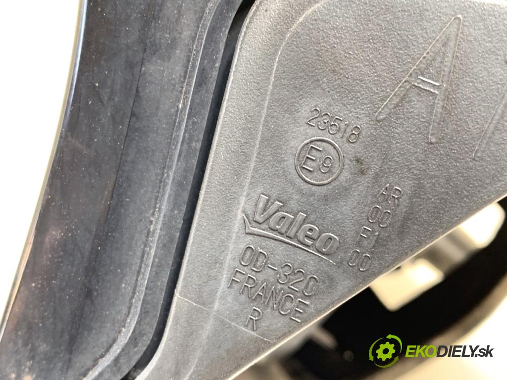 TOYOTA YARIS IV SUV 2022 68 kW 1.5 Hybrid (MXPJ10) 1490 Svetlo zad pravá vnútorná  (Kľučka dverí ostatné)