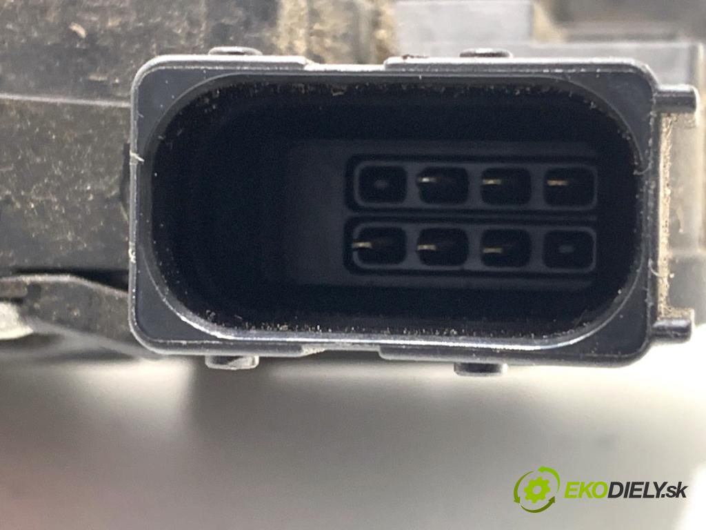 OPEL CORSA E liftback 2017 66 kW 1.4 (08, 68) 1398 zámok Dvere pravy zad 13431845