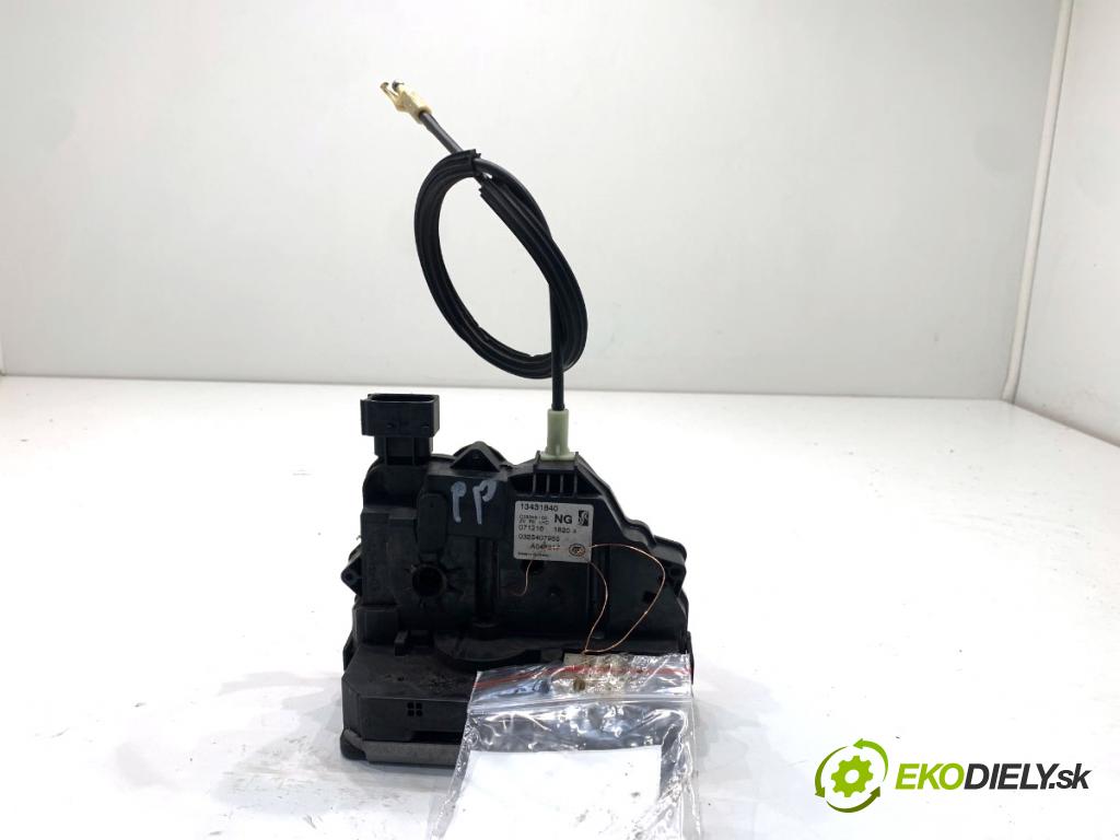 OPEL CORSA E liftback 2017 66 kW 1.4 (08, 68) 1398 zámok Dvere pravy predný 13431840