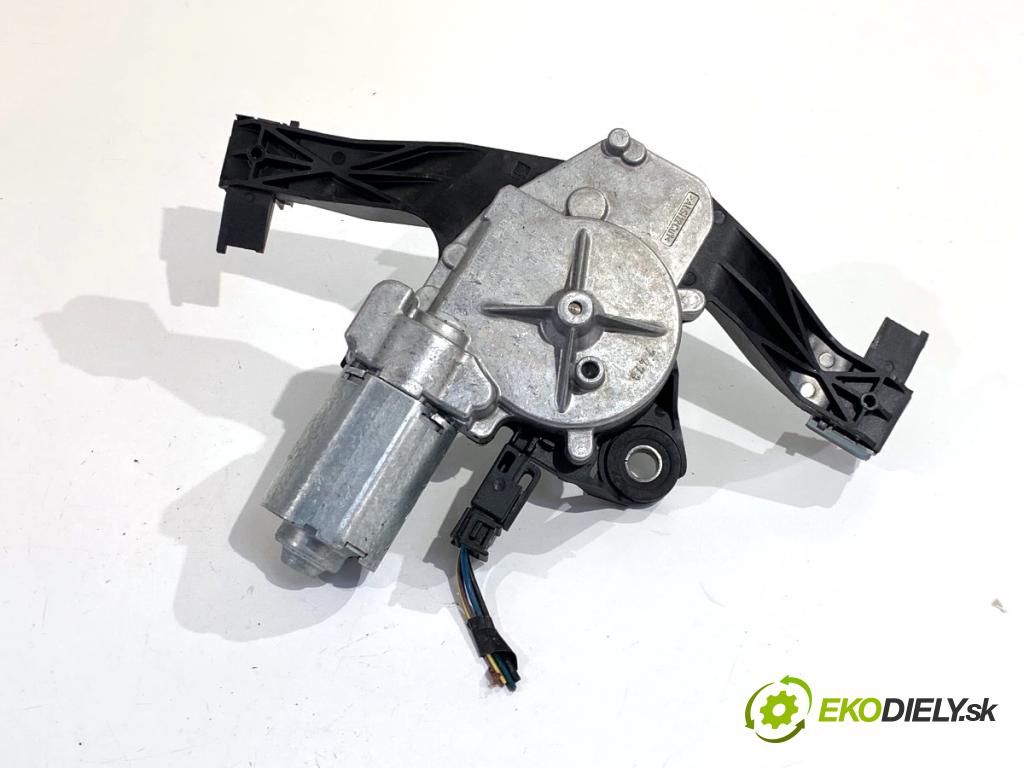 OPEL CORSA E liftback 2017 66 kW 1.4 (08, 68) 1398 Motor stieračov zad 39045012