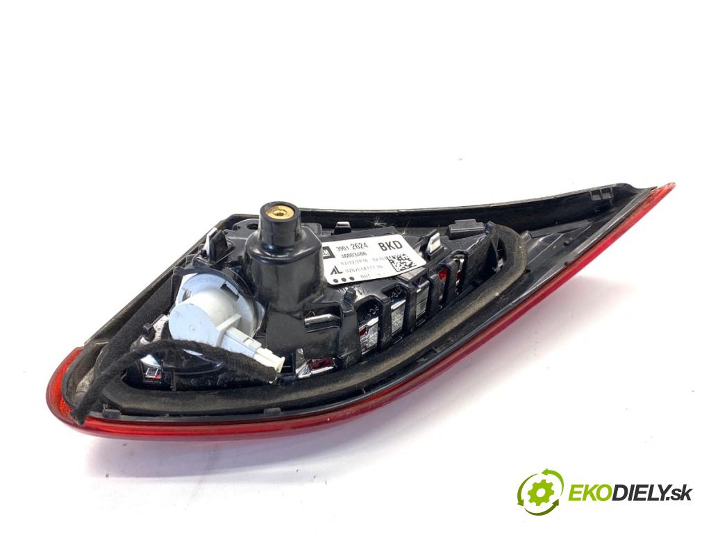 OPEL CORSA E liftback 2017 66 kW 1.4 (08, 68) 1398 Svetlo zad pravá vnútorná 39012624 (Kľučka dverí ostatné)