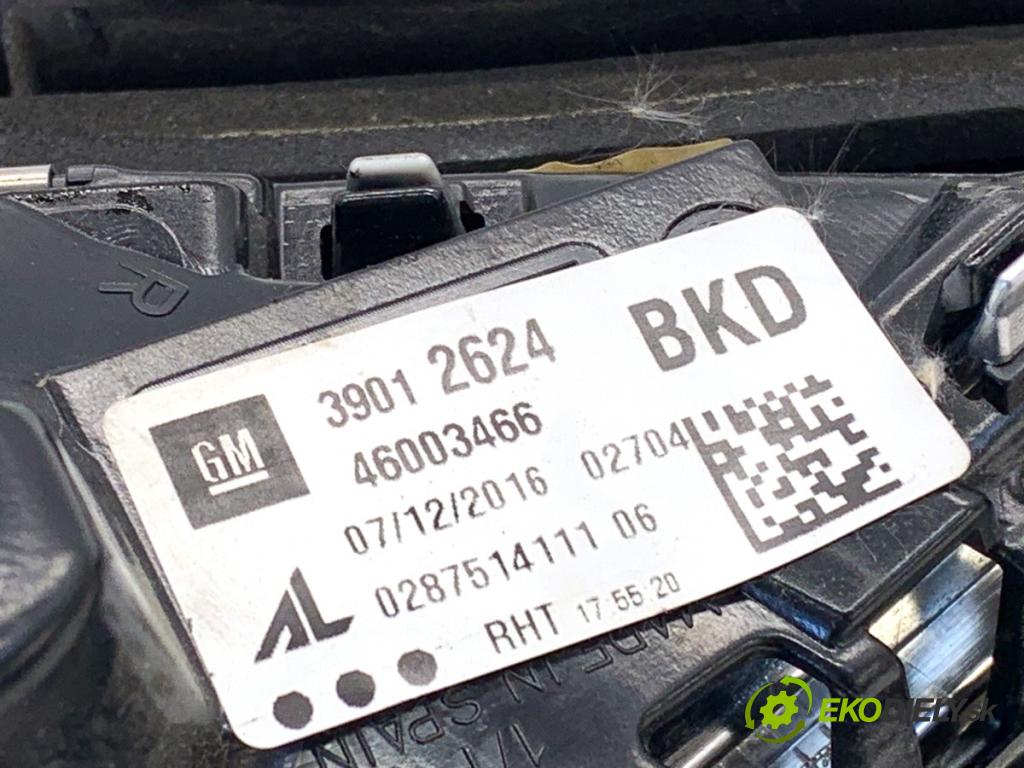 OPEL CORSA E liftback 2017 66 kW 1.4 (08, 68) 1398 světlo zadní část pravá vnitřní 39012624 (Klika dveří ostatní)