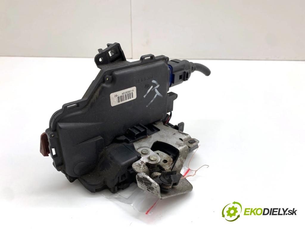 AUDI A8 D3 sedan 2003 202 kW 4.0 TDI quattro 3936 zámok Dvere pravy zad 4E0839016