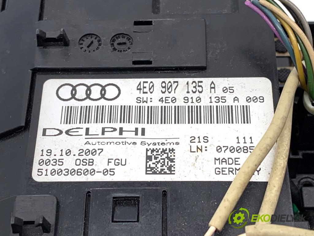 AUDI A8 D3 sedan 2003 202 kW 4.0 TDI quattro 3936 Svetlo stropné 4E0907135A