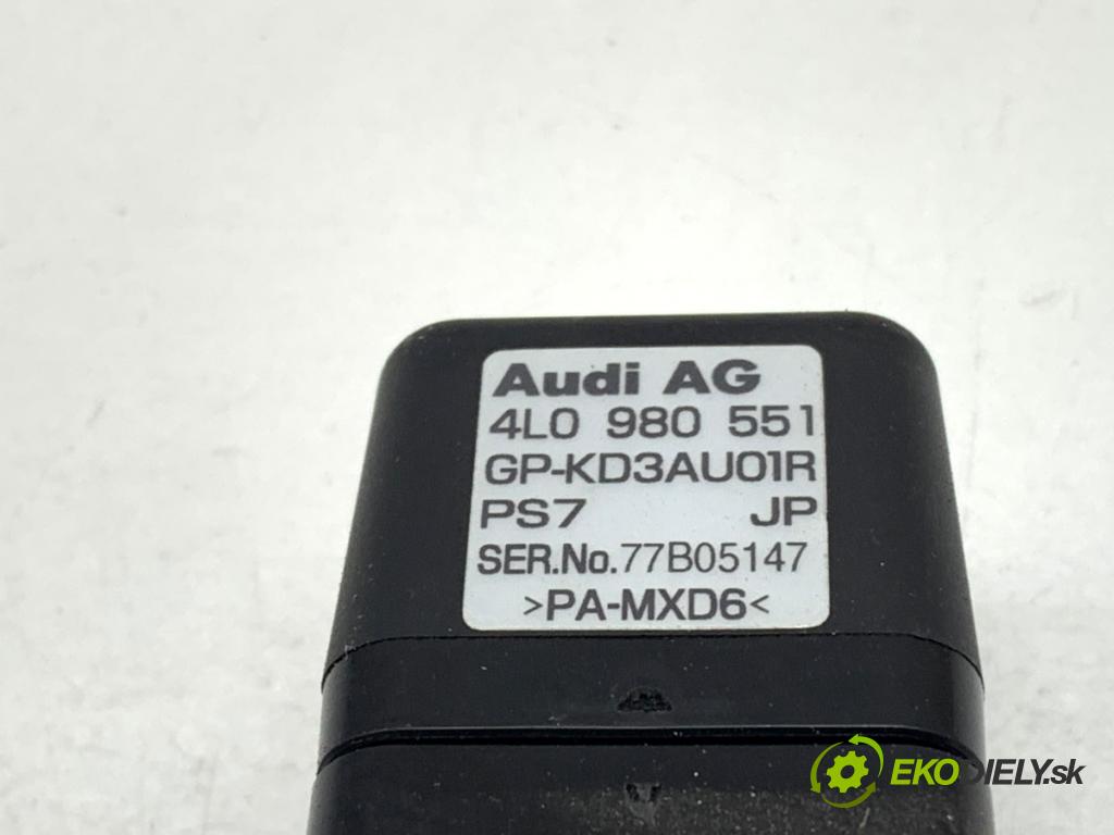 AUDI A8 D3 sedan 2003 202 kW 4.0 TDI quattro 3936 KAMERA zadní část 4L0980551