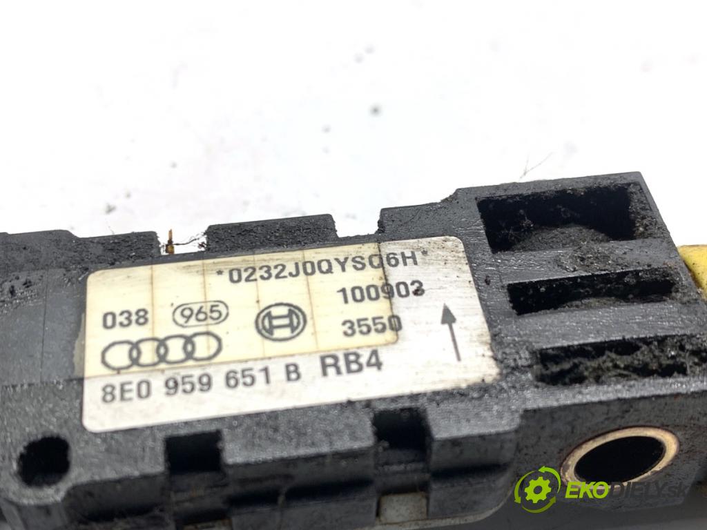 AUDI A8 D3 sedan 2003 202 kW 4.0 TDI quattro 3936 snímač nárazu 8E0959651B (Snímač nárazu)