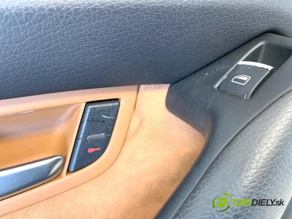 AUDI A8 D3 sedan 2003 202 kW 4.0 TDI quattro 3936 čalúnenie Dvere ľavy zad