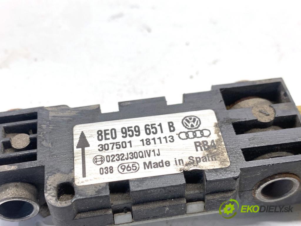 AUDI A8 D3 sedan 2003 202 kW 4.0 TDI quattro 3936 snímač nárazu 8E0959651B (Snímač nárazu)