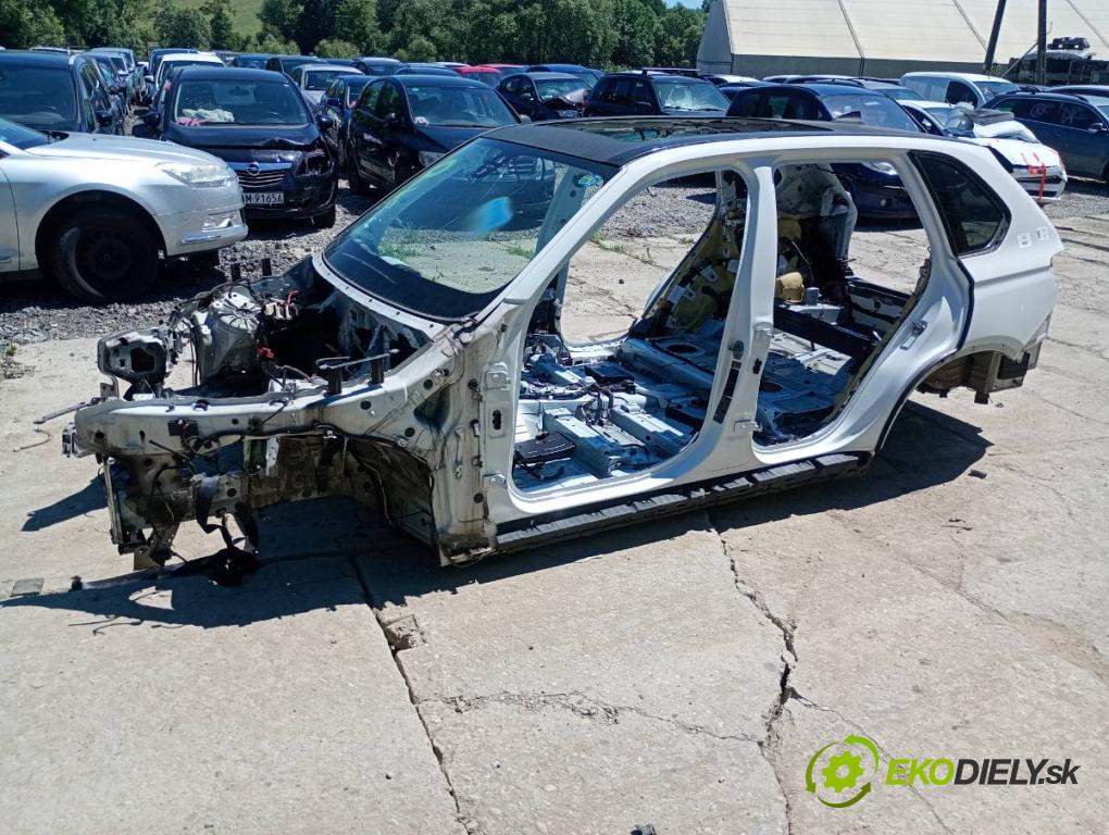 BMW F15 SUV 2014 160 kW xDrive 25 d 1995 karoséria ČTVRŤÁK: Blatník prah strecha PODŁUŻNICA