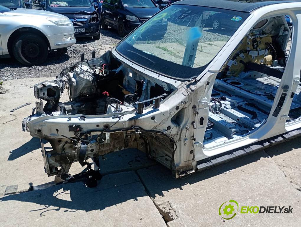 BMW F15 SUV 2014 160 kW xDrive 25 d 1995 karoséria ČTVRŤÁK: Blatník prah strecha PODŁUŻNICA