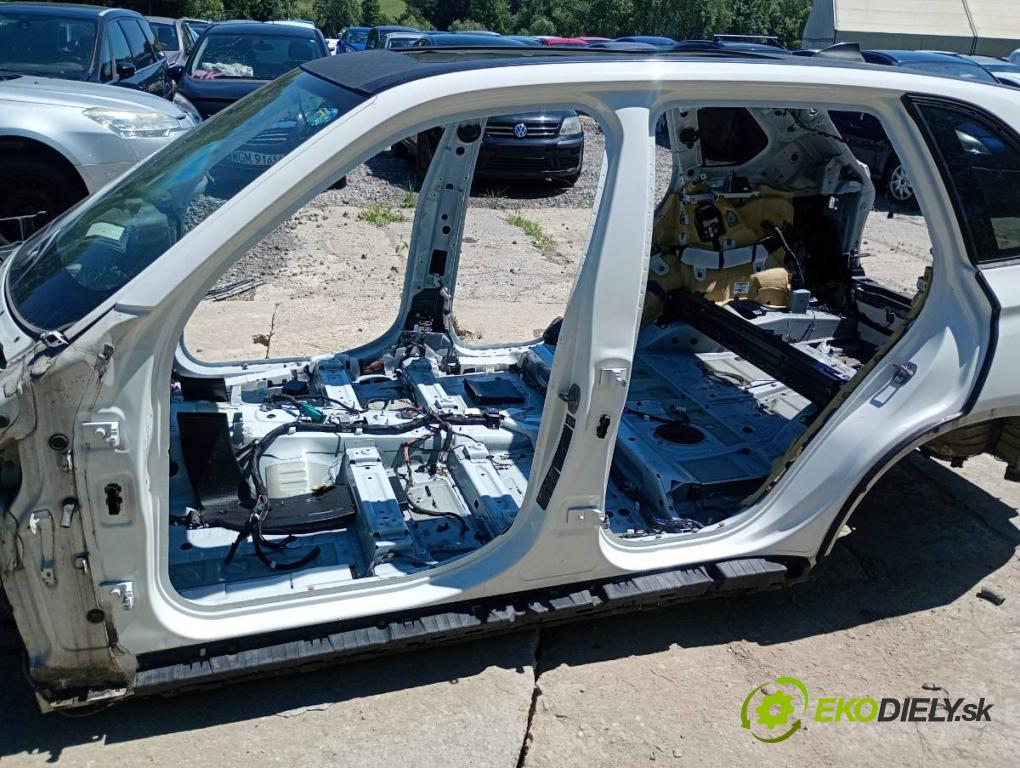 BMW F15 SUV 2014 160 kW xDrive 25 d 1995 karoséria ČTVRŤÁK: Blatník prah strecha PODŁUŻNICA