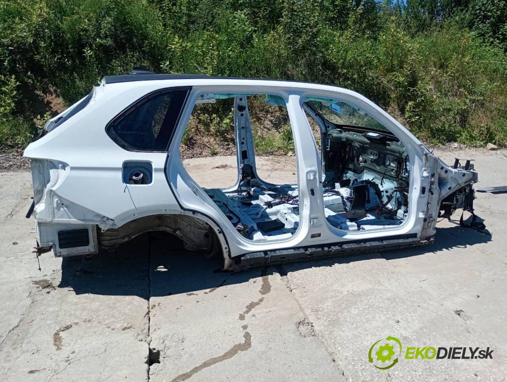BMW F15 SUV 2014 160 kW xDrive 25 d 1995 karoséria ČTVRŤÁK: Blatník prah strecha PODŁUŻNICA