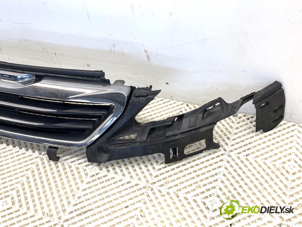 PEUGEOT 308 II liftback 2016 96 kW 1.2 THP 130 1199 mřížka maska AA36127079 (Přední mřížka (maska chladiče))