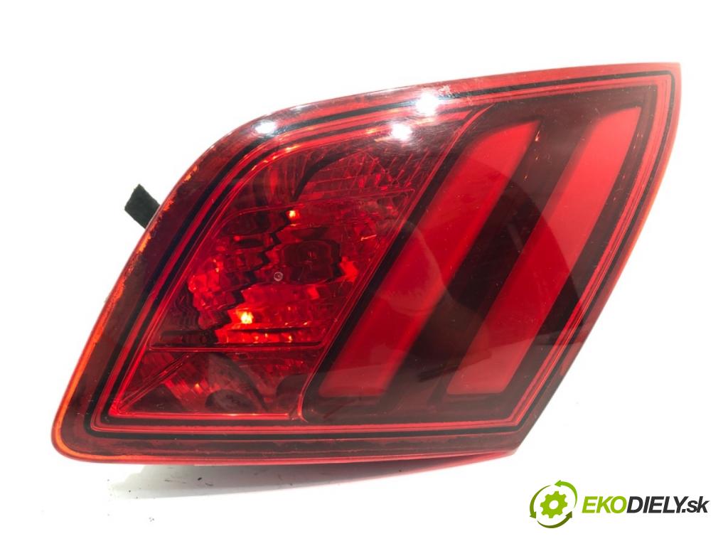 PEUGEOT 308 II liftback 2016 96 kW 1.2 THP 130 1199 Svetlo zad pravá vnútorná 79 (Kľučka dverí ostatné)