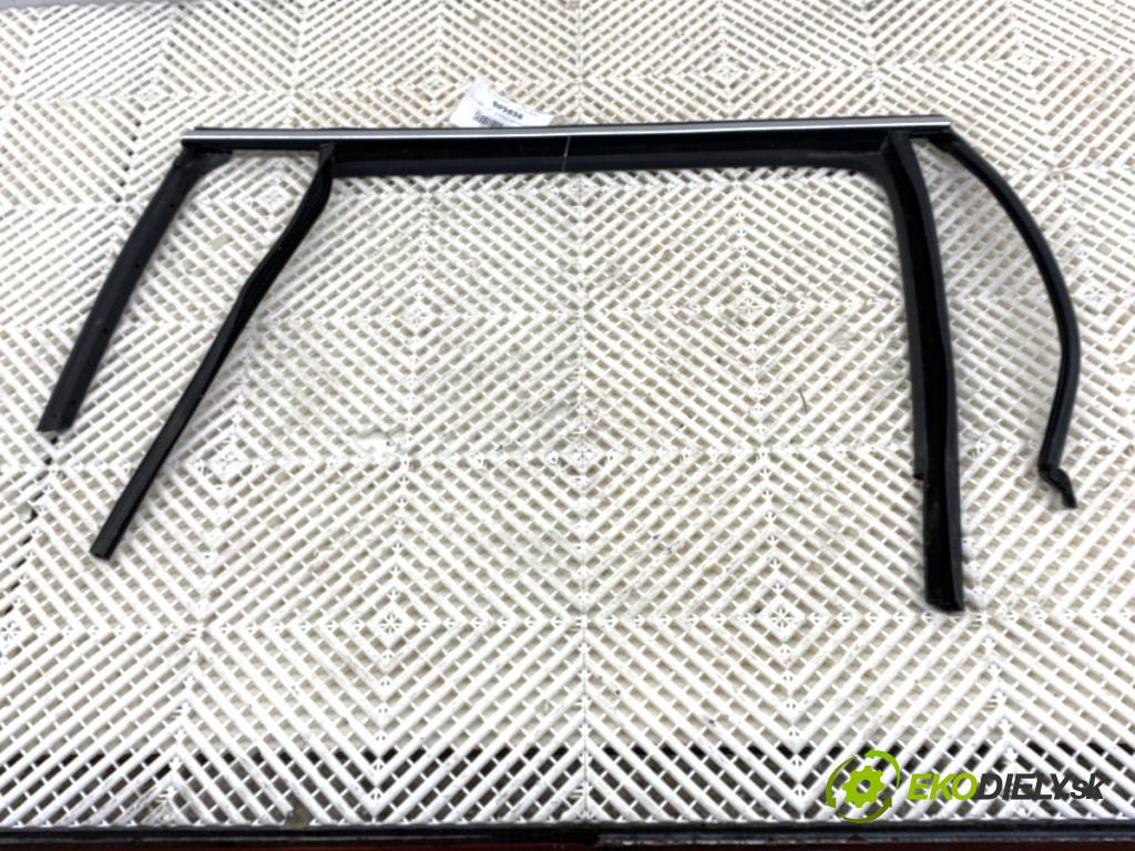 SKODA OCTAVIA IV Kombi 2023 110 kW 2.0 TDI 1968 tesnenie Rámček Dvere zad pravá 5E7839431N